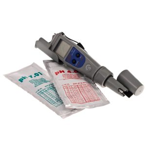 Adwa AD11 Waterproof pH- und Temperaturmessgerät mit Kalibrierlösungen.