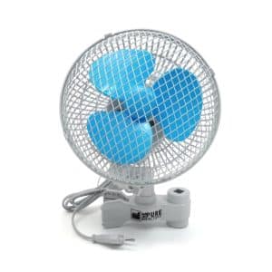 Oszillierender Clip-Ventilator mit Klemme, 18 cm, mit blauen Rotorblättern.
