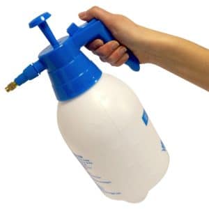 AquaKing Drucksprüher 2 L mit Handpumpe und verstellbarer Düse.