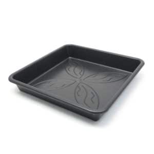 Schwarzer quadratischer Pure Factory Untersetzer 25 × 25 cm für Pflanztöpfe.